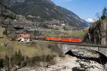 185 137-7 und 185 094-2 befinden sich am 28.03.2015 auf der untersten Ebene bei Wassen.