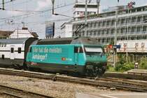 Die Re 460 074-8 mit der Aufschrift   Wer hat die meisten Anh�nger?   (macht Werbung f�r die SBB Cargo) f�hrt am 11.6.03 im Z�rcher HB ein