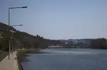 Für kurze Zeit ließ ich mich an einem Poller nieder, um einen Zug abzuwarten. Der erste Zug, der sich am Ufer entlang schlängelte war 182 598 mit ihrem ARS Altmann Zug. Ein Taurus ist in der Zeit der Vectronen, Traxxen und sonstigen Eurosprintern vergleichsweise selten an diesen Zügen zu finden. 
Aufgenommen am 8.4.15 beim Ortsteil Staustufe beziehungsweise Erlabrunn. 