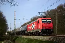 Die 185 von HGK schlechthin - Sozusagen meine persönliche Verfolgerlok der Hafen Gesellschaft Kölle... während sich die Heizprof, das Zementaxi, oder sonstige Kisten relativ selten von mir ablichten lassen, bricht 185 585 langsam den Rekord. Schon 7x hab ich die Kiste schon auf meinen Touren erwischt. An den Rekordhalter, nämlich 182 571, wird sie aber nicht ran kommen! :D
Die 185 585 konnte am 9.8.15 beim Abzweig Gümmerwald bildlich festgehalten werden. 