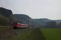 Da die ET440 langsam wieder den Geist aufgeben, müssen wieder zuverlässige Fahrzeuge her. 
Da man aber die n-Wagen aus dem Würzburger Bestand weitestgehend den Kollegen weitergegeben hat, greift man auf die mindestens genauso zuverlässigen Modus Wagen zurück. Ich würde mal im Vergleich zum 440 sagen... Komfortsteigerung over 9000! :D
So freute sich mein Gemüt, als am 8.4.15 statt dem zu erwartenden Mops diese schicke Garnitur vorbei zog. In wenigen Minuten erreicht die Lok den Bahnhof Karlstadt. 