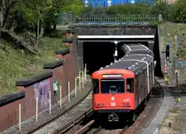 Einfahrt eines DT3 der Hamburger U-Bahnlinie 3 in den Tunnel kurz hinter der Haltestelle  Berliner Tor . 19.4.2015