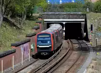 Ausfahrt eines DT5 der Hamburger U-Bahnlinie 3 aus dem Tunnel kurz vor der Haltestelle  Berliner Tor . 19.4.2015