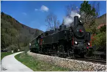 93.1420 fährt durch das frühlingshafte Traisental, von St.Pölten nach Markt St.Aegyd. 
Schrambach 19.4.2015