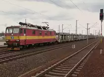 372 013-3 fährt am 18.04.15 durch Heidenau. Foto vom Bahnsteigende!