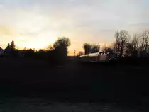 Sonnenuntergang nahe Syrau am 20.04.2015 mit RE3 von Hof nach Dresden und der 143 689 als Zuglok. 