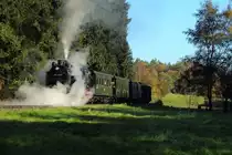 99 6001 mit Sonder-PmG der IG HSB am 19.10.2014 zwischen Sternhaus Haferfeld und Sternhaus Ramberg (km 6,3) beim Zurückdrücken für eine Scheinanfahrt, hier gerade beim Durchblasen der Zylinderentwässerungen.