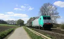 Die Cobra 2820  kommt die Gemmenicher-Rampe herunter nach Aachen-West mit einem Kurzen Coilzug aus Kinkempois(B) nach Köln-Gremberg.
Aufgenommen an der Montzenroute am Gemmenicher-Weg bei schönem Frühlingswetter am 18.4.2015.