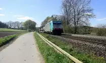 Die Cobra 2837 kommt die Gemmenicher-Rampe herunter nach Aachen-West mit einem langen Containerzug aus Antwerpen-BASF(B) nach Gallarate(I).
Aufgenommen an der Montzenroute am Gemmenicher-Weg bei schönem Frühlingswetter am 18.4.2015.