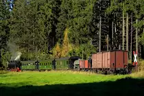 Nachdem 99 6001 am 19.10.2014 mit ihrem IG HSB-Sonder-PmG bei einer Scheinanfahrt zwischen Sternhaus Haferfeld und Sternhaus Ramberg an der Fotografenlinie vorbeigedonnert ist, drückt sie ihren Zug jetzt wieder zurück, um die Lichtbildner wieder einsteigen zu lassen. Danach wird die Fahrt in Richtung Alexisbad fortgesetzt.