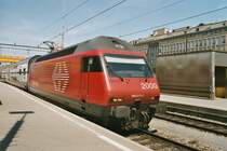 Die Re 460 017-7 f�hrt am 11.6.03 im Z�rcher HB ein