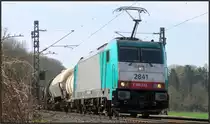 Die belgische 2841 ist mit einen kurzen Kesselwagenzug auf der Kbs 485 unterwegs.
Hier zu sehen unweit von Übach Palenberg bei Rimburg Anfang April 2015.