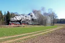 7.Dresdner Dampfloktreffen vom 17.04.-19.04.2015 Am Sonntagmorgen fuhr dann der mit 2 x BR35.10 bespannte Sonderzug Nr.4 die Runde Dresden-Freiberg-Nossen-Meißen-Dresden. Hier erklimmt die aus 10 Reisezugwagen bestehende Fuhre mit aller Kraft den oberen Teil der Tharandter Rampe.