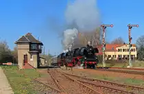 7.Dresdner Dampfloktreffen vom 17.04.-19.04.2015 Am Sonntagmorgen fuhr dann der mit 2 x BR35.10 bespannte Sonderzug Nr.4 die Runde Dresden-Freiberg-Nossen-Meißen-Dresden. Ab Nossen wieder mit Vorspann unterwegs, erreicht der Zug hier Deutschenbora.