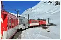Eingereiht in den R8582 ist einer dieser neuen niederflurigen Wagen, die so gar nicht zum Zugsverband passen. (22.04.2015)