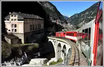 Deh4/4 auf der Reussbrücke in Göschenen. Der R655 verkehrt von Göschenen durch die Schöllenenschlucht hinauf nach Andermatt und von dort weoter durch den Furkatunnel bis Visp. (22.04.2015)