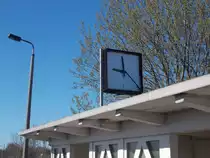 Niemand braucht die Bahnhofsuhr am Haltepunkt Mukran Mitte.Aufnahme vom 21.April 2015.