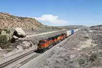 BNSF 5397 mit Containerzug am 31.03.2015 bei Manuelito, New Mexico.