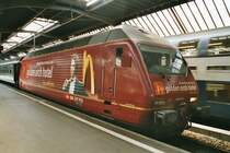 Die Re 460 037-5 mit der Werbeaufschrift   golden arch hotel   steht am 11.6.03 im Z�rcher HB