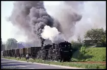 Auf eines konnte man sich bei den Oschatzer Loks immer verlassen: Für mächtig Qualm war immer gesorgt! Hier hat am 3.5.1990 die 991568 der 991564 vorgespannt, um gemeinsam einen schweren Kaolin Zug über die letzte Steigung in den Schmalspurbahnhof in Oschatz zu schleppen.