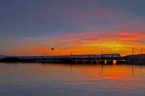 S 5 fährt über den Seedamm in Rapperswil.Bild vom 21.4.2015