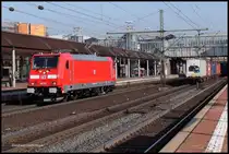 Beinahe hätte mich heute die 146 262 ausgetrickst, kam sie doch fast unbemerkt hinter einem Güterzug hervorgefahren.Die Lok machte einen ziemlich neuwertigen Eindruck.Kann dazu evtl. ein Insider was sagen???...(Kassel-Wilhelmshöhe, 23.4.2015)