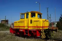 Nur selten ist sie außerhalb des Firmengeländes zu sehen, diesmal hatte ich Glück, eine Diesellok von O&K (ist es eine MV9 oder MV10 ?) ehemals bei ThyssenKrupp MetalServ GmbH in Ratingen, verrichtet jetzt ihren Dienst für Stahl-Service-Center und rangiert hier zwischen Radebeul-Naundorf Coswig (Dresden); 21.04.2015
