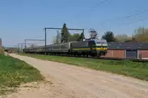HLE 2720 zieht den IC2210 Gent St.Pieters -Tongeren, bestehend aus einem I10- und fünf M4-Wagen sowie HLE 2710 als Schublok. Hier aufgenommen am 21/04/2015 kurz vor Erreichen des Zielbahnhofs. 
