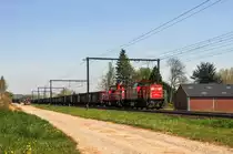 DB Schenker Nederland hat seit Beginn des Jahres seine Aktivitäten in Belgien stark erweitert. Mit einer Flotte von 14 Loks der Baureihe 6500 und 2 Class77 bewältigt man die diversen Leistungen. Hier zu sehen ein Schrottzug, gezogen von 6506 und Schwesterlok, kurz vor Tongeren. Das Bild entstand am 21/04/2015.
