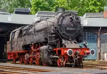 Die  Bergkönigin   95 0009-1 am 07.06.2014 im Eisenbahnmuseum Dieringhausen. Diese Lok hatte schon viele Bezeichnungen und zwar: Bestellt als preußische T 20 Magdeburg 9209, ausgeliefert als DR 77 009 > DR 95 009 > DRG 95 009 > DR 95 009 >  Umbau auf Ölfeuerung, und somit DR 95 0009-1. 

Die preußische  T 20 wurde 1922 von Borsig in Berlin unter der Fabriknummer 11113 gebaut und 1923 an die Deutsche Reichseisenbahnen als DR 77 009 ausgeliefert (bestellt war sie noch als T 20 Magdeburg 9209), im gleichen Jahr wurde sie aber noch in DR 95 009 umgezeichnet. 
Nach dem Krieg verblieb die Lok im Osten und blieb so als DR 95 009 bezeichnet. Die Lok wurde 1966 umgebaut, sie erhielt einen Nachbaukessel und Ölfeuerung, so erhielt sie 1970 nach dem EDV-Nummernplan der DR die Bezeichnung 95 0009-1 (BR 95.00 ). Die Lok wurde 1981 zurückgestellt (z-Stellung) und 1984 bei der DR ausgemustert.

Mehr Informationen und Technische Daten unter: http://hellertal.startbilder.de/bild/deutschland~museen-und-ausstellungen~eisenbahnmuseum-dieringhausen/356478/die-bergkoenigin-95-0009-1-am-07062014.html