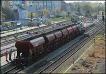 203 221-7 der D&D mit Schüttgutwagen im Bf Wilhelmshaven für die Sanierung des Gleis 1. 23/04/2015