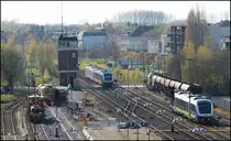 Ausfahrende Doppeltraktion RB18 der NWB von Wilhelmshaven nach Osnabrück, links im Bild ein Stopfexpress und Schotterpflug der Firma Spitzke bei der Sanierung des Gleis 1 und rechts ein Schotterzug mit der Lok 203 221-7 und eine Abgestellte NWB. 23/04/2015