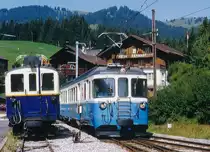 MOB: Seltene Begegnung in Saanenmöser vor 22 Jahren im Mai 1993 zwischen dem ABDe 8/8 4001  SCHWEIZ  (1968) und dem frisch revidierten BDe 4/4 28 (1924). Der in absehbarer Zeit aus dem planmässigen Dienst ausscheidende ABDe 8/8 sah damals noch  jung  aus neben der 44 Jahre älteren Nummer 28.
Foto: Walter Ruetsch 