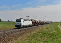 193 814 mit einem Güterzug am 22.04.2015 bei Plattling.