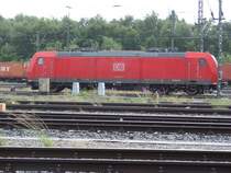 Auch die Mehrsystem Lok 185 151-8 steht in Maschen. Obwohl es sich um eine Mehrsystemlok handelt, verf�gt sie nur �ber 2 Stromabnehmer.