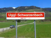 Bahnhofsschild von Uggl-Schwarzenbach am 19.4.2015.