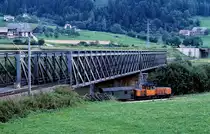 Mit einem Güterzug in Richtung Murau unterquert VL 13 der Murtalbahn am 11.09.1981 die Murbrücke der ÖBB