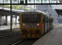 Eine dreiteilge Einheit des Regio Nova, hier der 50. TW für die CD ,  als S8 verkehrend, brachte den Fotografen nach Praha Branik. 24.04.2015 15:42 Uhr.
Der Zug  fährt nach Cercany.