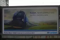 Reklame für eine der schnellsten und modernsten Zugverbindungen in Tschechien.
 Railjet  im Bahnhof Praha hln. 24.05.2015 15:46 Uhr.