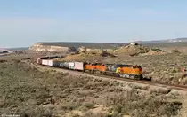 BNSF 5219 (Dash 9), CSX 428, BNSF 7275 + 4690 mit einem gemischten Güterzug am 01.04.2015 bei Manuelito, New Mexico.