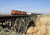 BNSF 7111 (GE ES44C4) + 6820 mit einem Güterzug am 02.04.2015 am Diablo Canyon, Arizona.