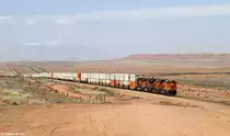 BNSF 8061 (ES44DC), 6685, 7577, 5506 mit einem Containerzug am 02.04.2015 bei Winslow, Arizona.