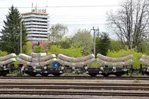 Einzelner Wagen eines Ganzzuges im Bahnhof Crailsheim mit mir nicht bekannter Ladung (Betonfertigteile für?) 27.04.2015