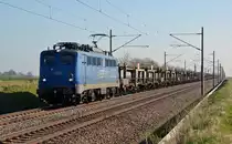 140 824 führte am 15.04.15 einen leeren Autozug durch Braschwitz Richtung Halle(S).