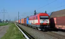 Der bei der EVB intern als 420 12 geführte Eurorunner 223 032 zog am 15.04.15 einen Containerzug durch Braschwitz Richtung Magdeburg. 