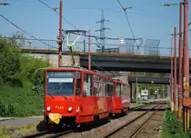 T6A5 7939+7940 unterqueren kurz vor der Haltestelle zel.st.Vinohrady die Brücke der ZSR.(24.04.2015)