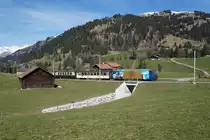 Ge 4/4 8002 zieht am 12.04.2015 den R 2216 von Gruben Richtung Schönried.