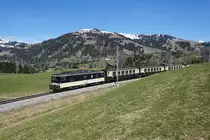 GDe 4/4 6004 nähert sich am 12.04.2015 mit dem GoldenPass Classic Gstaad. Da es sich beim letzten Wagen wieder um einen nicht passenden goldenen gehandelt hat, habe ich versucht, diesen mit Hilfe der Kurve verschwinden zu lassen.