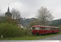 Der Triebzug (798 731-6 mit 998 744-7) der Eisenbahnfreunde Rodachtalbahn am Morgen des 26. April 2014 kurz vor dem Bahnhof Steinwiesen. An diesem Tag wurde das Fahrzeug von den Suhler Eisenbahnfreunden gebucht. Befreundete Vereine waren auch eingeladen. So konnte ich mit einer kleinen Gruppe der Rödentaler Modellbahnfreunde auch daran teilnehmen. Es sollten zahlreiche Fotohalte auf der Strecke nach Nordhalben folgen.
