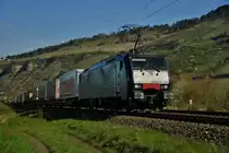 ES 64 F4-115 (189 115) von MRCE ist am 15.04.15 mit einen Aufliegerzug bei Thüngersheim zu sehen.